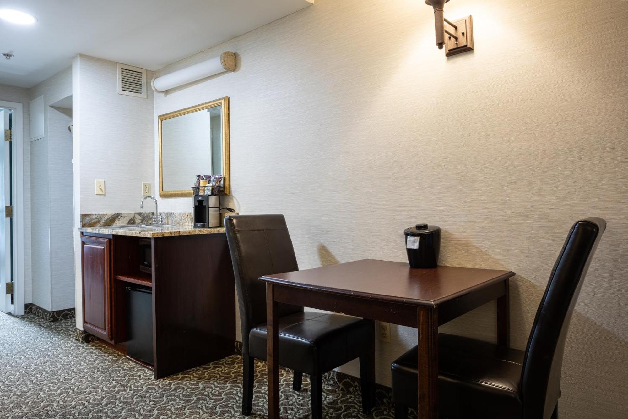 D. Hotel Suites & Spa Holyoke Exterior foto